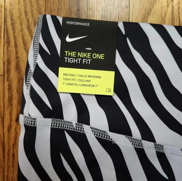NIKE One Womens Bike Shorts Size S Zebra Tight Fit Mid Rise 7 Inch Training NEW - Picture 8 of 8